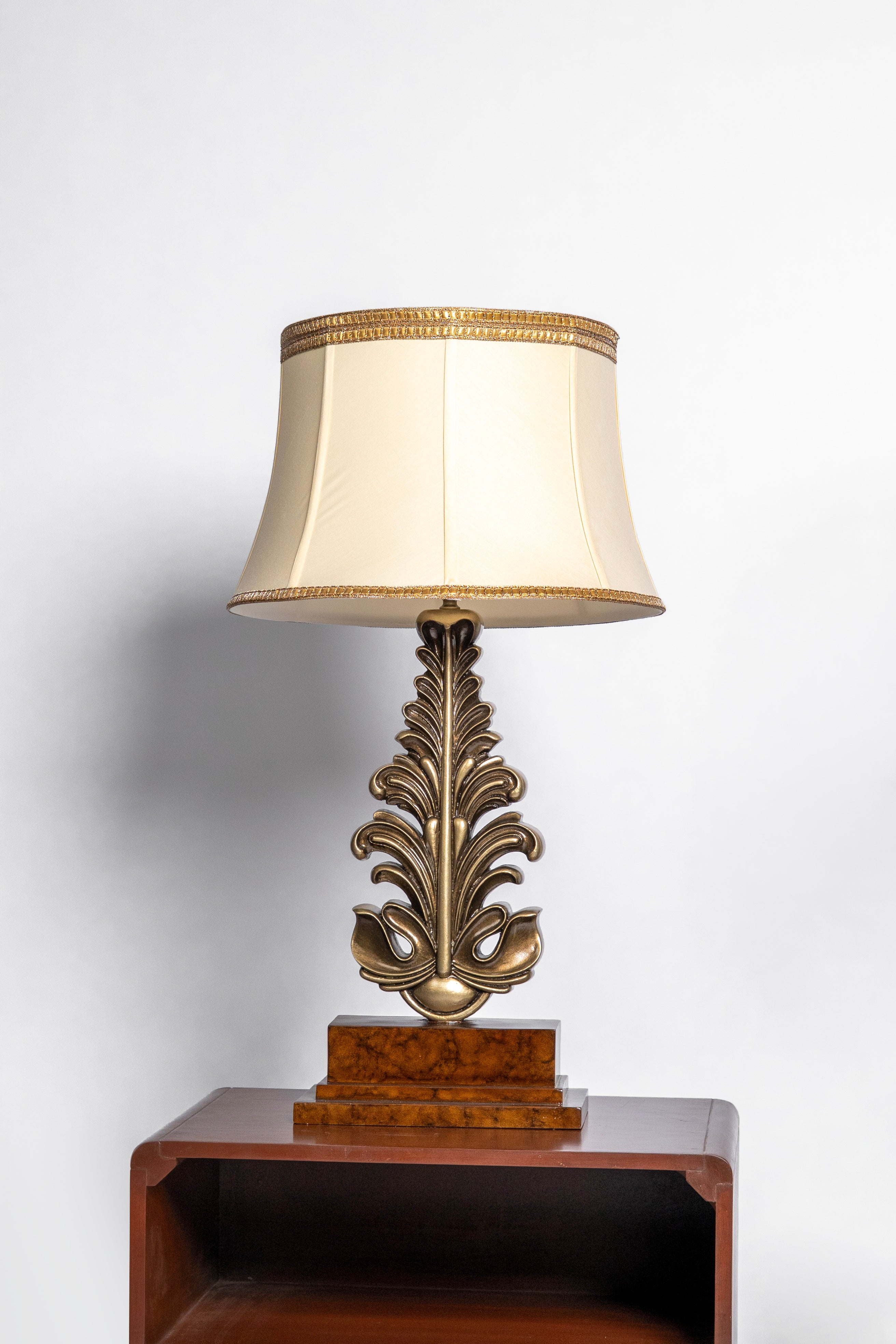 Victorian Leaf Trendy Resin Table Lamp