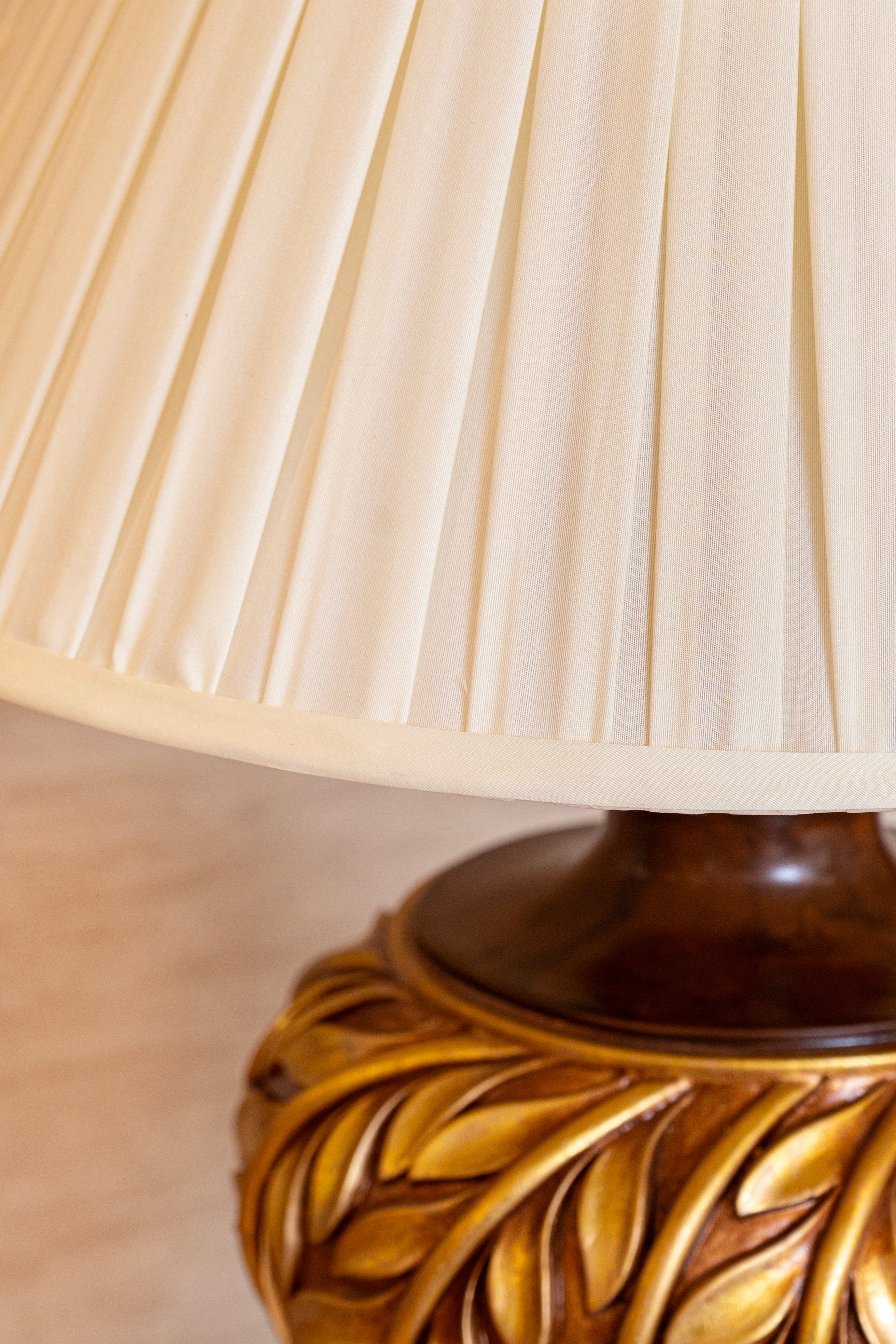 Majestic Crownleaf Traditional Table Lamp