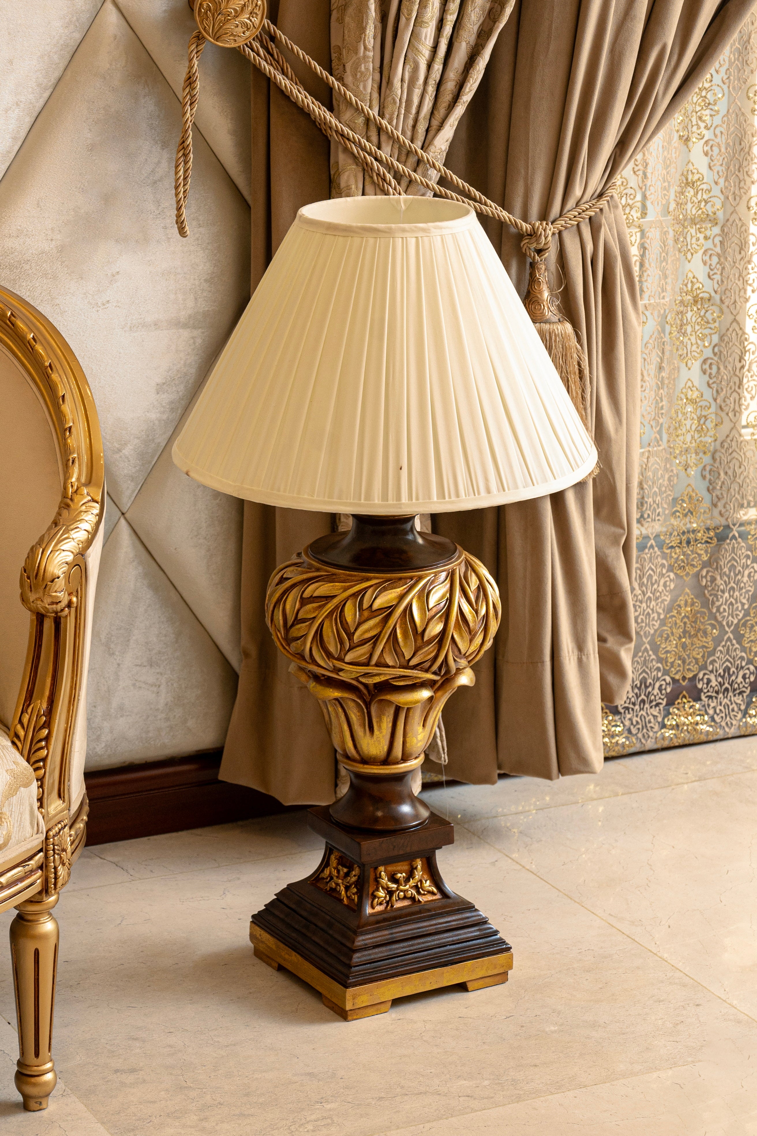 Majestic Crownleaf Traditional Table Lamp