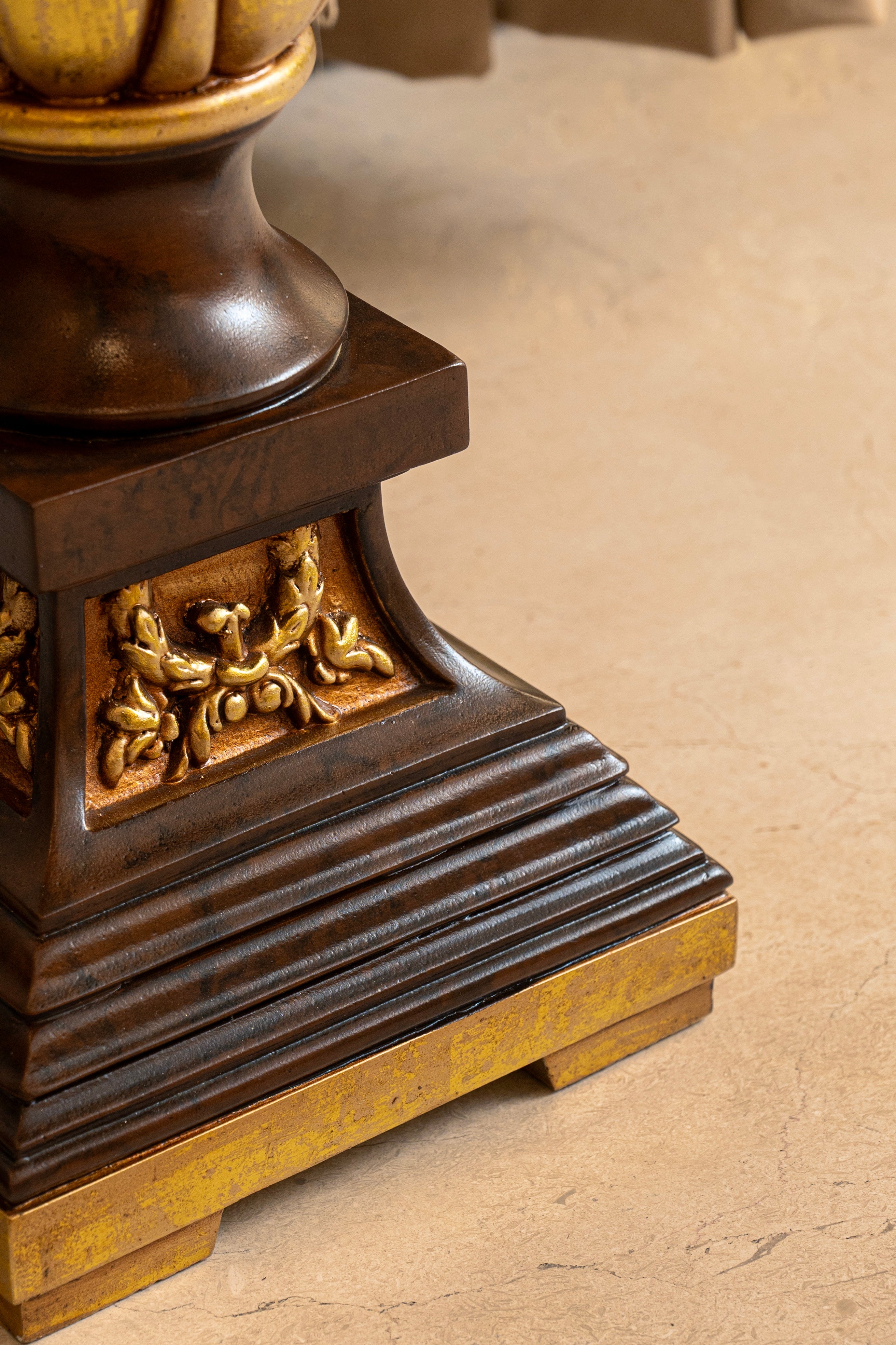 Majestic Crownleaf Traditional Table Lamp