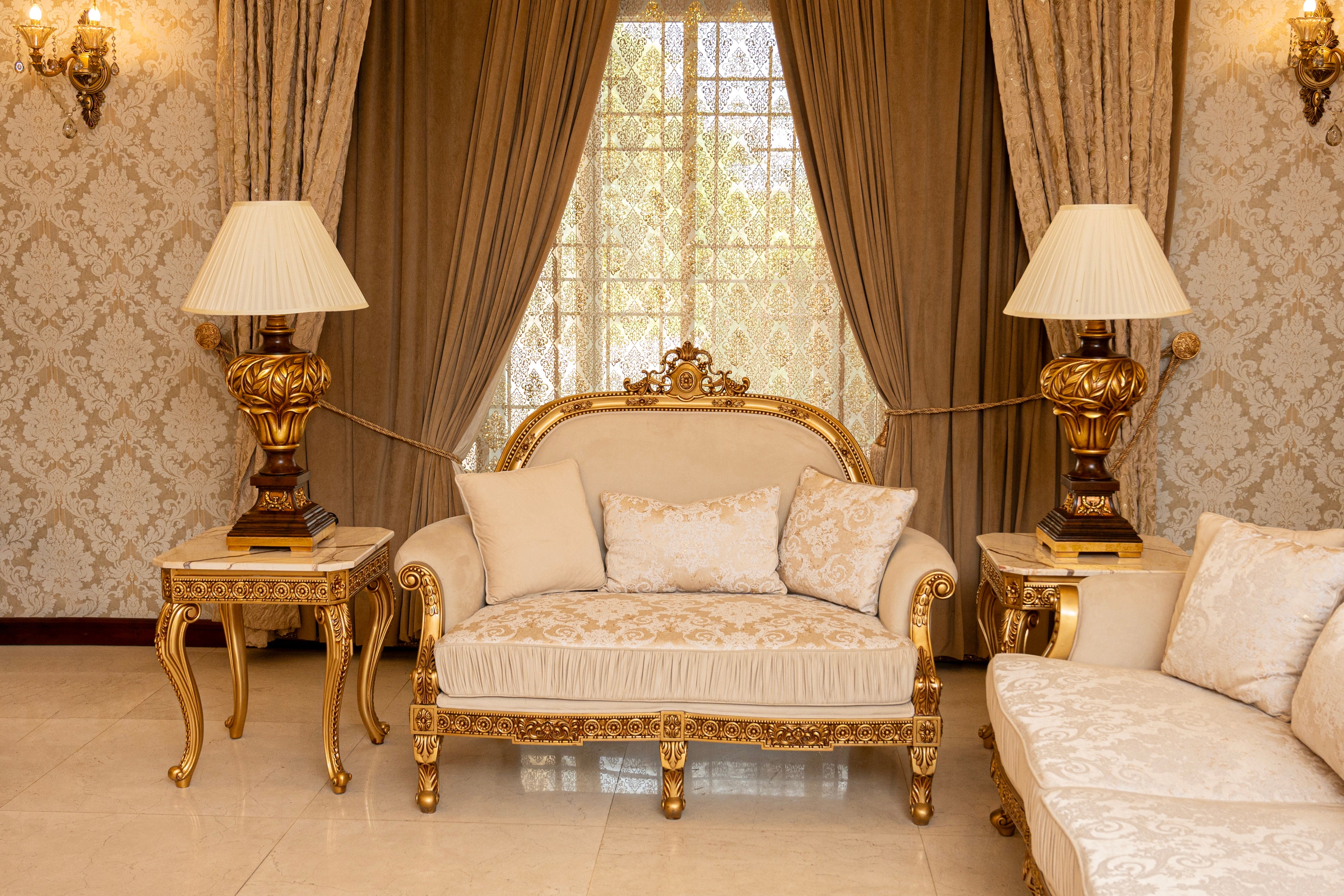 Majestic Crownleaf Traditional Table Lamp