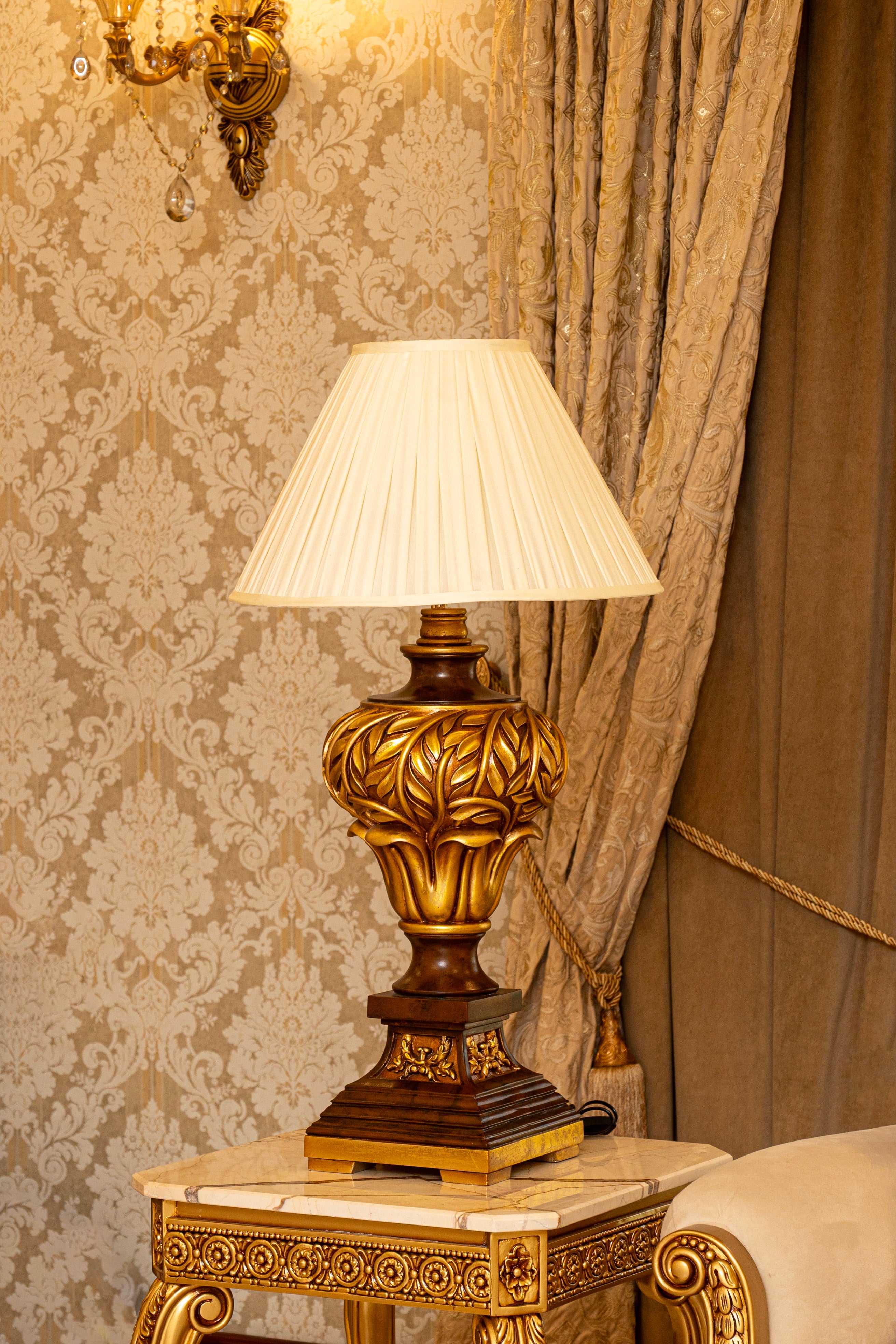 Majestic Crownleaf Traditional Table Lamp