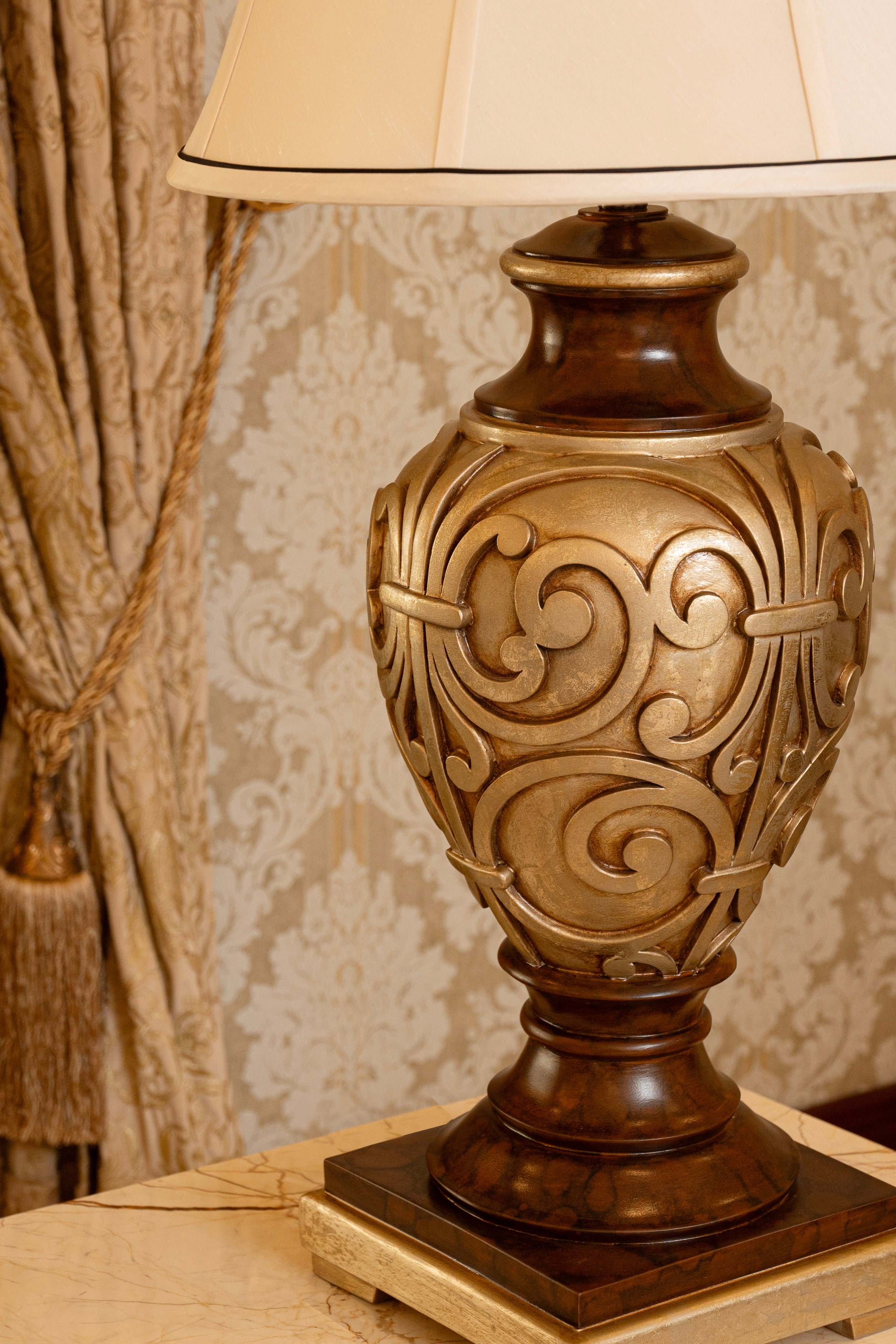 Antique Urn Traditional Table Lamp