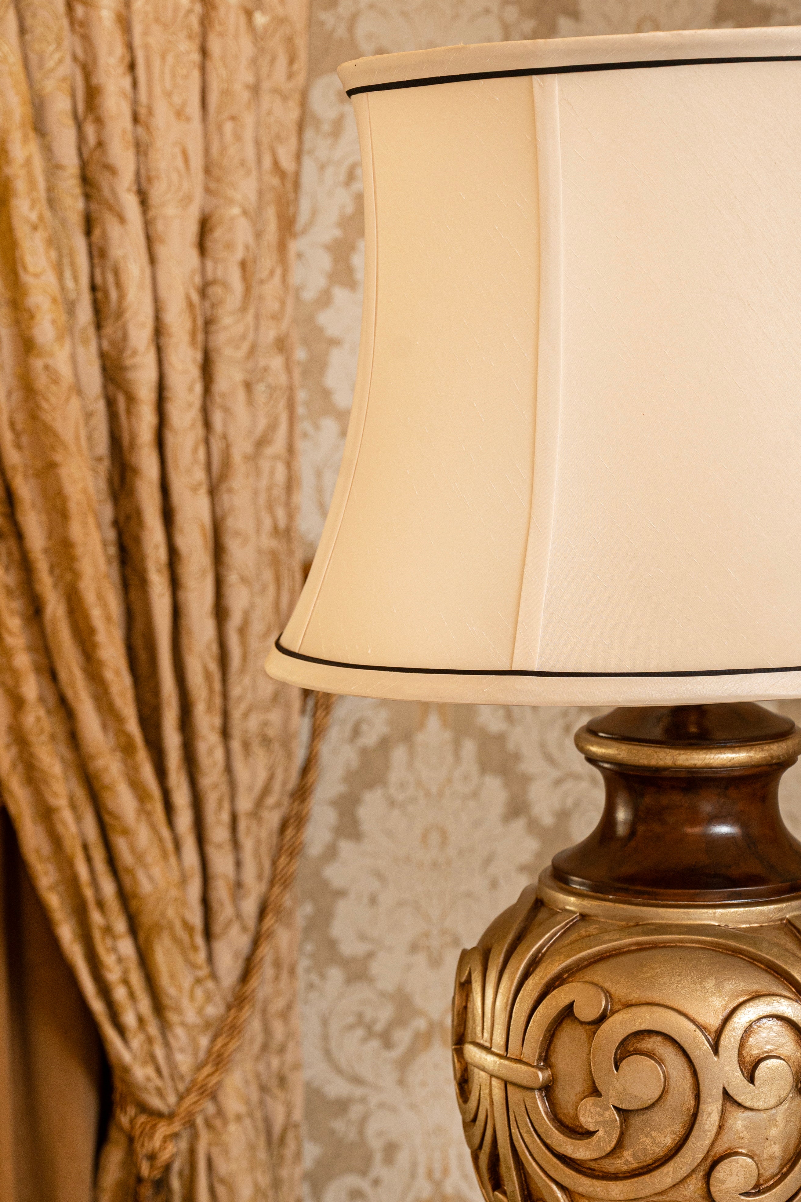 Antique Urn Traditional Table Lamp