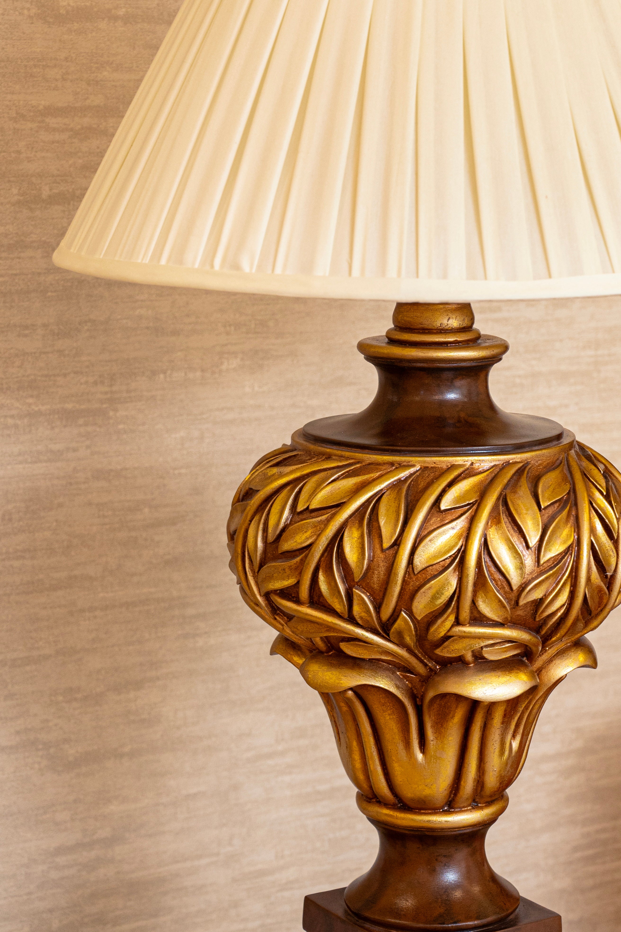 Majestic Crownleaf Traditional Table Lamp