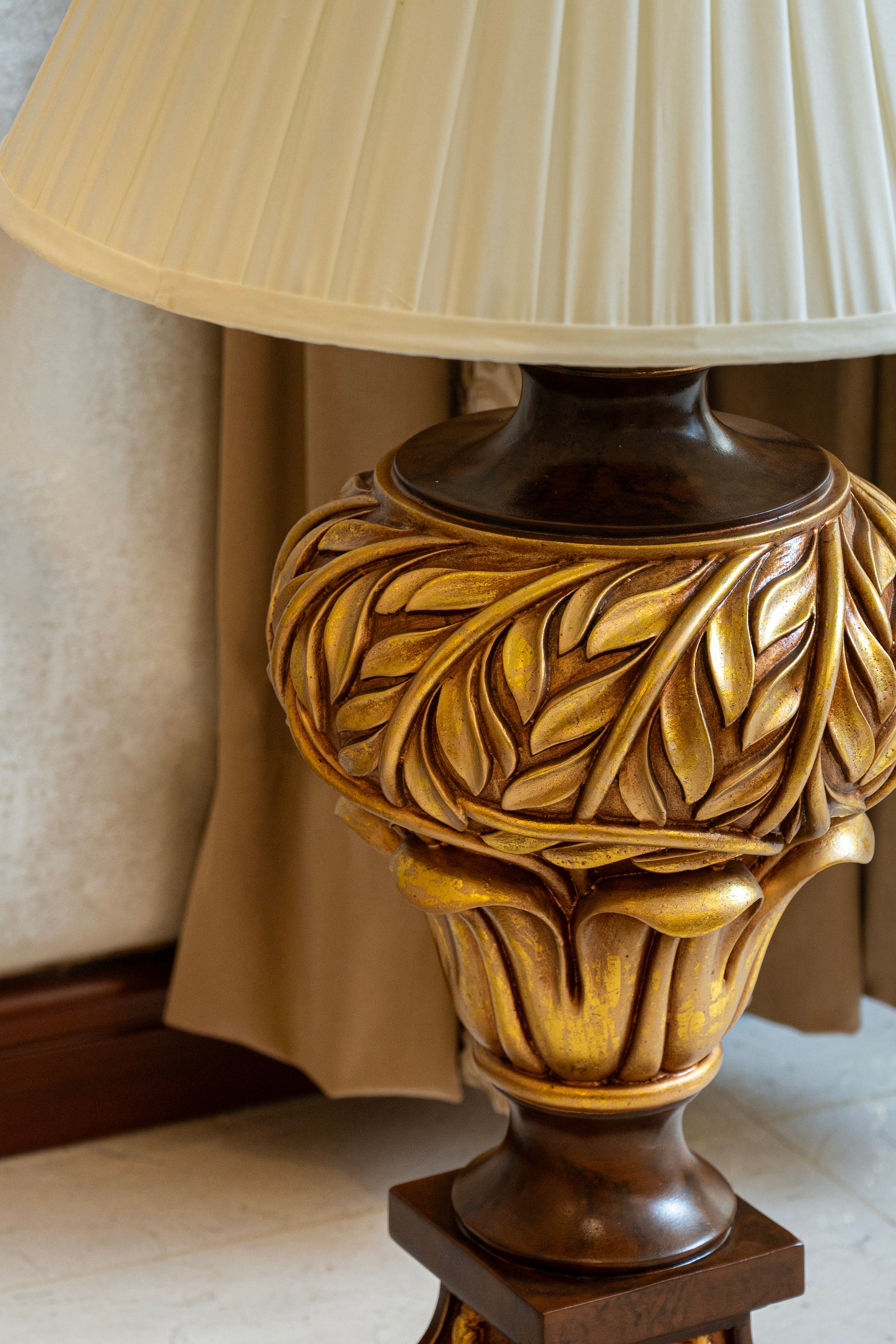 Majestic Crownleaf Traditional Table Lamp