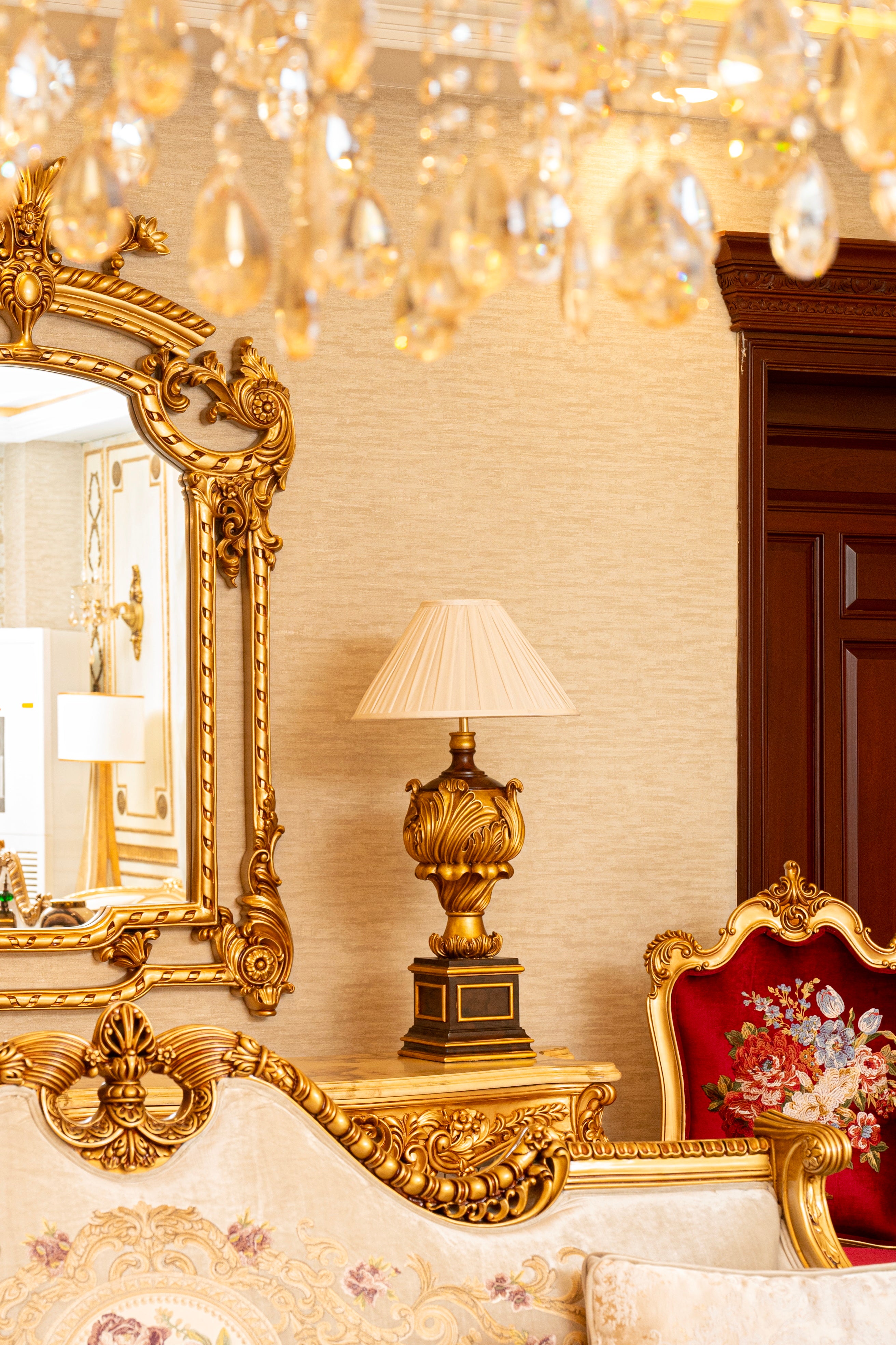 Golden Urn Traditional Table Lamp