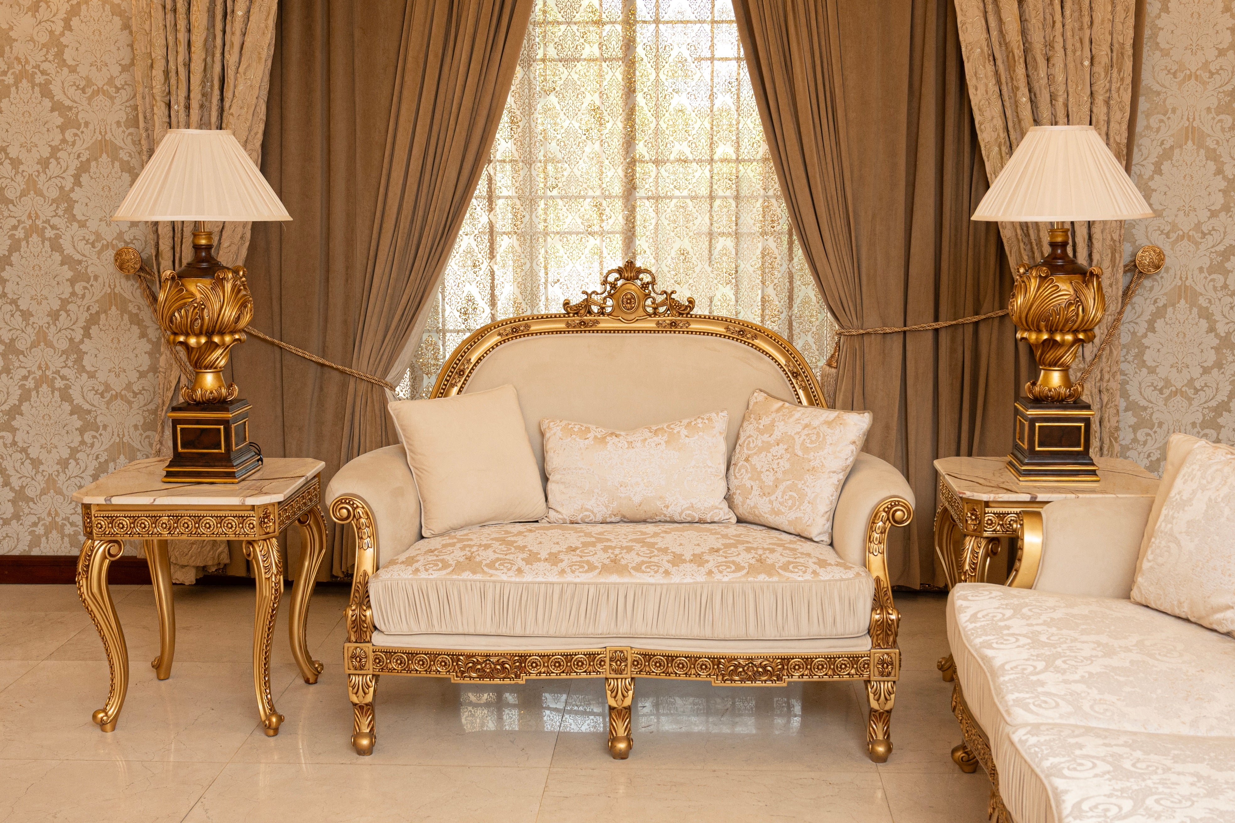 Golden Urn Traditional Table Lamp